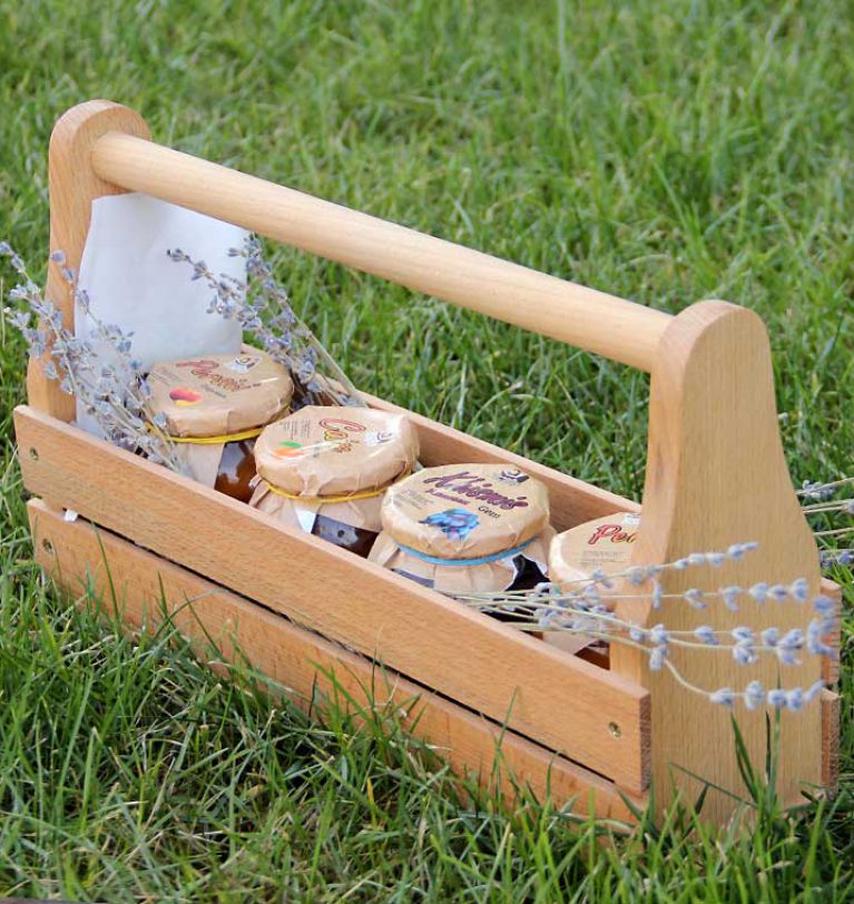 Bunicuța din povești se realizează nu numai prin carte, ci și prin delicatese din fructe